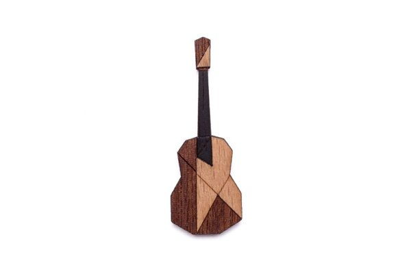 Drewniana broszka Guitar